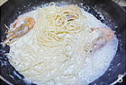 鲜虾奶油意面,加入过凉的有机尼奥意大利面，大火收干汤汁，使奶糊充分沾裹在面上即可