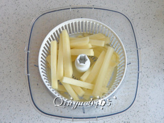 炸薯条（空气炸锅版）,甩去土豆的水份或用厨房纸吸去水份