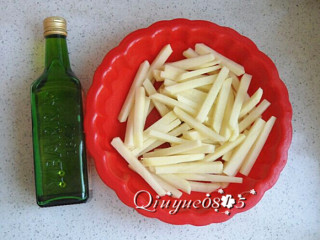 炸薯条（空气炸锅版）,放一点儿橄榄油和盐拌一下土豆。