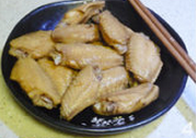 烟熏鸡翅,熟了的鸡翅盖盖降温至完全凉透，用筷子夹出控下水分