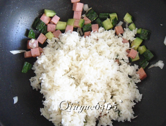 蛋炒米饭,放米饭、盐炒