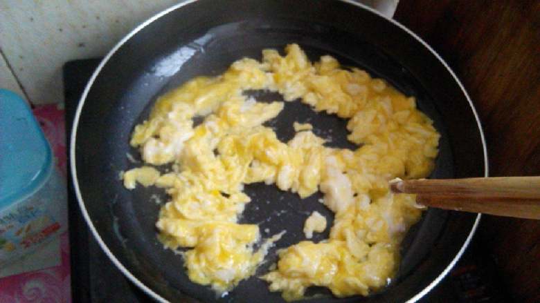 韭菜炒蛋,热锅放油倒入鸡蛋用筷子炒散