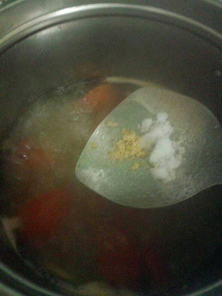 番茄清汤粉丝,在加入鸡精粉 盐煮二分钟