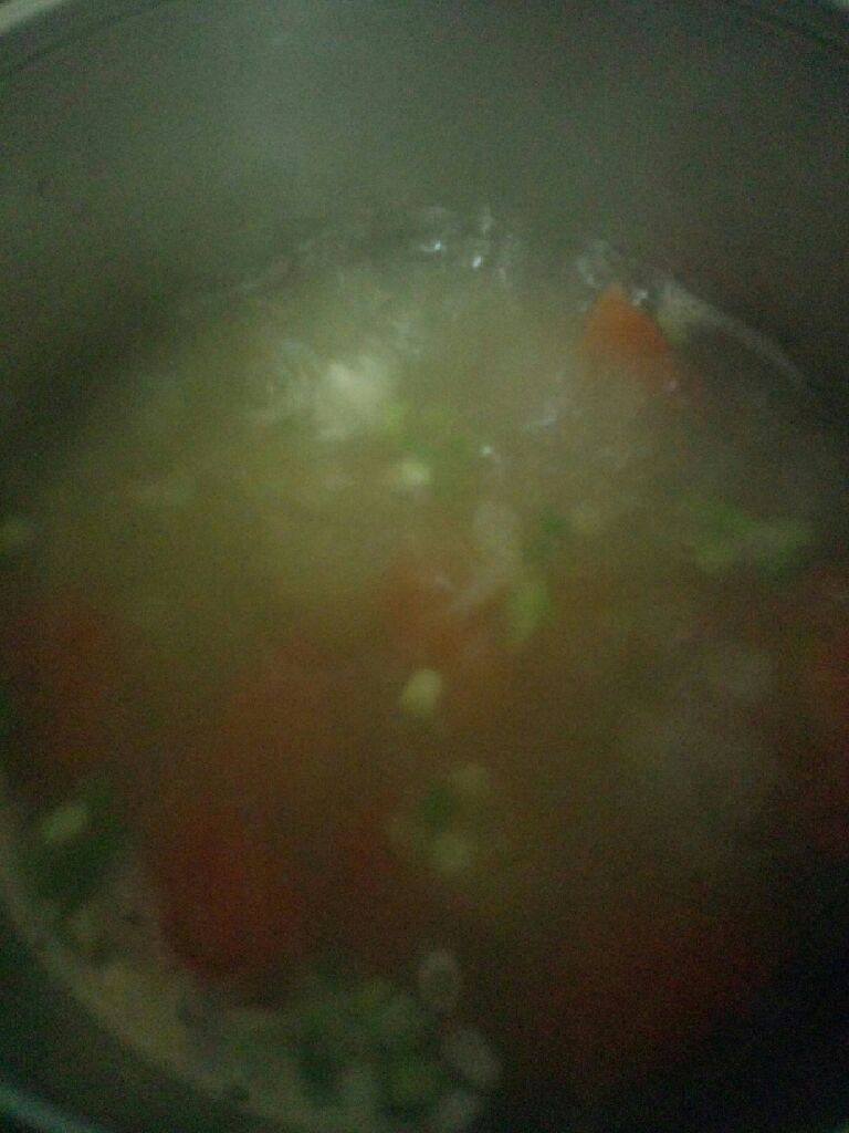 番茄清汤粉丝,在把葱花放入煮滚即可关火