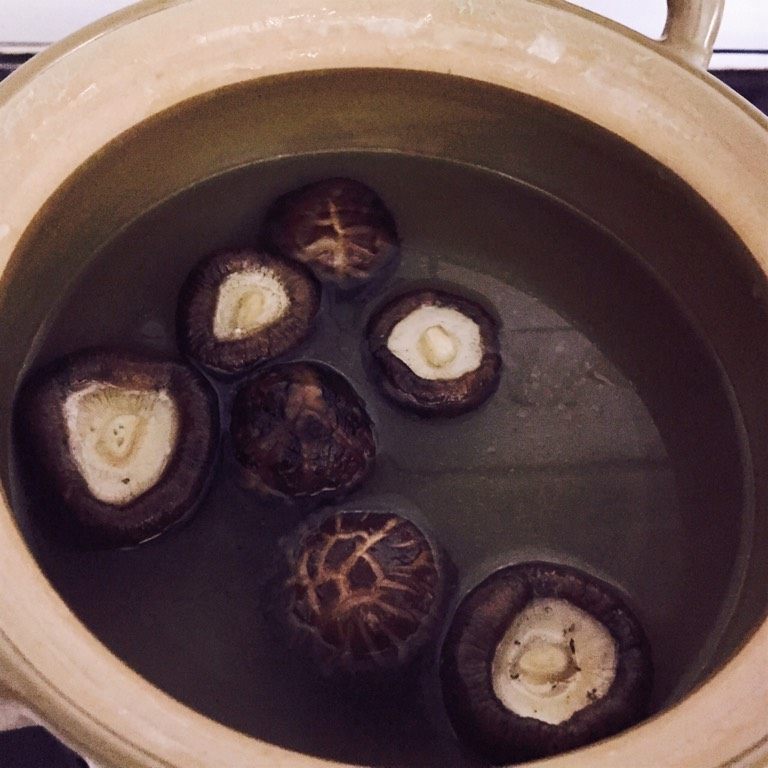 鲍汁鹅掌,砂锅内倒入适量的水，放入花菇.