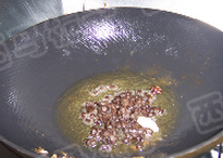 豆豉鱼,锅中留底油，下入豆豉煸炒