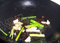 豆豉鱼,下入葱姜蒜和辣椒 八角炒香