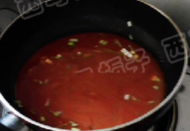 茄汁西兰花 ,把料汁倒入锅中烧开至粘稠