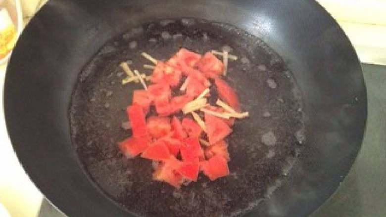 番茄鸡蛋汤,锅里热油，爆香姜丝，随后兑入清水煮开放入番茄