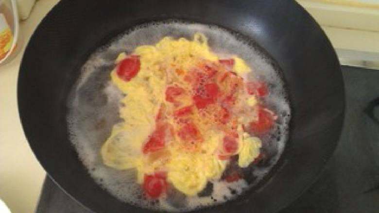 番茄鸡蛋汤,再次煮开后倒入蛋液
