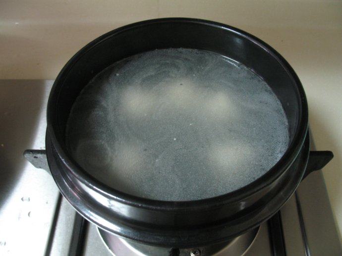 珍珠翡翠白玉汤 ,待猪骨汤煮好后，取适量放入小砂锅中，在火上煮开，放入鱼丸