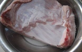 香烤猪肋排,猪肋排洗净，用清水浸泡2小时以上，充分将肉中的血水浸泡出来