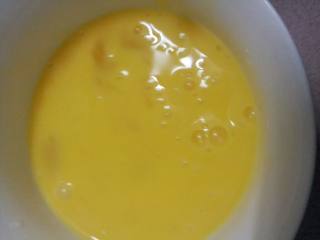 馅料煎蛋,鸡蛋打入碗中拌均匀