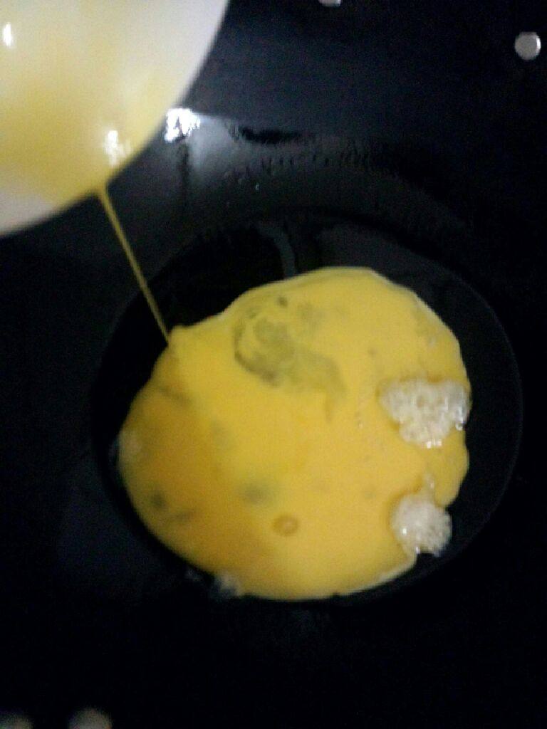 馅料煎蛋,锅在次烧热把鸡蛋倒入