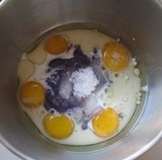 紫薯戚风蛋糕,预热烤箱上火170度，下火150度。分开蛋白和蛋黄。蛋黄内放入牛奶、色拉油、盐、30克白糖、紫薯浓汤搅拌均匀
