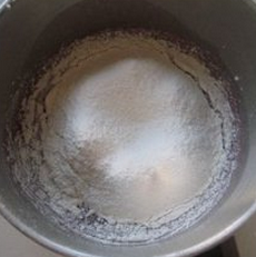 紫薯戚风蛋糕,将1中加入过筛的低筋面粉搅拌均匀