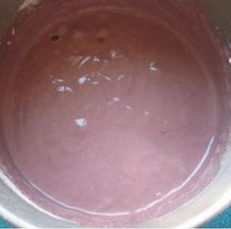 紫薯戚风蛋糕,先将1/3蛋白加入蛋黄糊中，用橡皮刮刀从下至上翻拌均匀