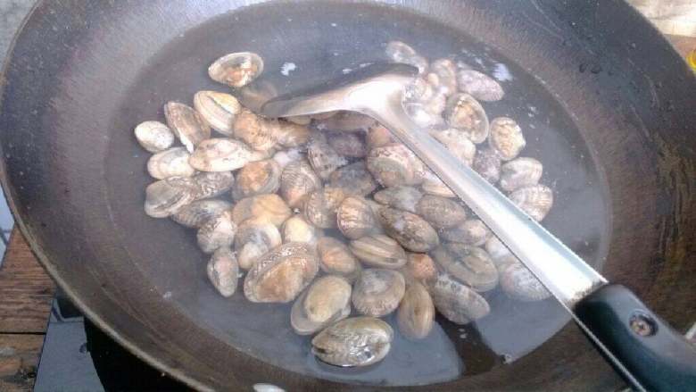炒花甲螺,锅烧开水，倒花甲螺进去，煮两分钟至壳开。
