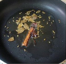 鲜虾黄瓜馅元宝水饺-饺子馅,锅中放入适量色拉油，油热后放入大料、桂皮、香叶、小茴香煸香