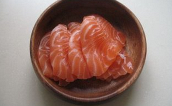 鲑鱼火龙果沙拉,火龙果切成小丁，鲑鱼切片