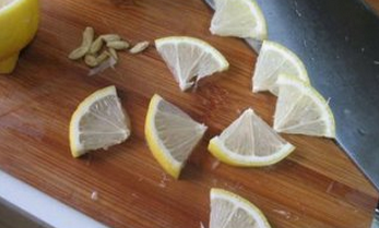 鲑鱼火龙果沙拉,切两面柠檬，一片再切成四角