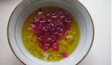 鲑鱼火龙果沙拉,将沙拉汁里的材料放在小碗中，混合均匀