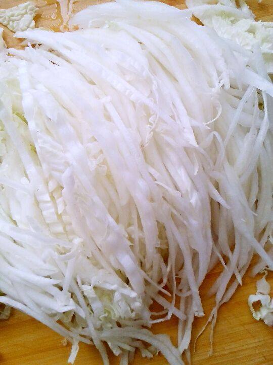 自制腌酸菜,将白菜洗后，白菜叶先片成两片到三片后，切成丝备用。