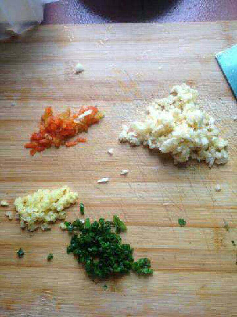 蒜香蛏子,把葱，姜，蒜，红椒切碎