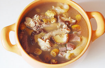 菌菇花胶牛肉汤,盖盖子继续煲半小时，加入少许盐调味即可