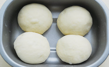 杏仁豆沙面包,翻面，收口处冲下，滚圆，盖保鲜膜发酵至原来的1-1.5倍大