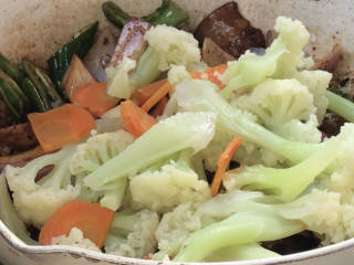 干锅菜花五花肉,加入菜花和胡萝卜，炒匀