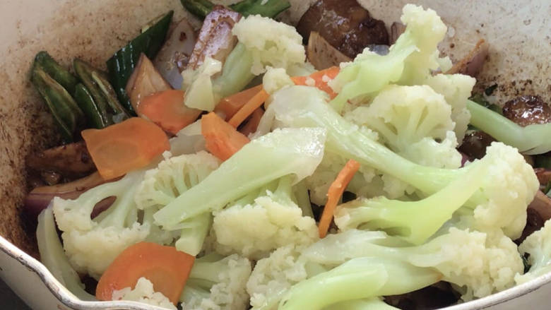 干锅菜花五花肉,加入菜花和胡萝卜，炒匀