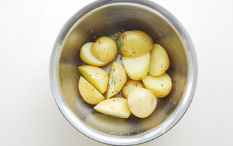 剔骨肉烤小土豆,捞出过凉后的土豆，控干水分，加入一半的迷迭香和【腌土豆料】拌匀，腌10分钟