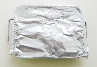 剔骨肉烤小土豆,烤盘上裹上锡纸，放入烤箱中层，180℃烘烤30分钟