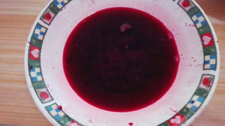 紫萝卜饺子,把腌过后紫萝丝挤汁入碗