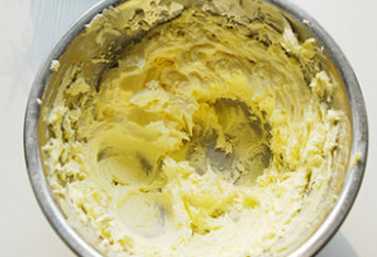红枣磅蛋糕,黄油室温软化后加入糖粉打至颜色发白