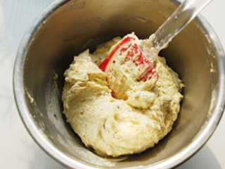 红枣磅蛋糕,低筋面粉、泡打粉筛到枣泥黄油糊中，用刮刀拌匀