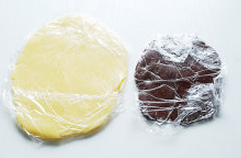 糖霜动物饼干,将面团擀开，大约3mm厚，裹保鲜膜放入冰箱冷藏或冷冻至硬