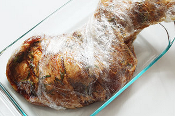 烤鸭腿,用保鲜膜紧紧困住羊腿，放入冰箱冷藏腌制一晚，使其入味