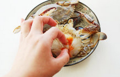 螃蟹,去掉蟹壳上的胃，蟹身上的鳍，大寒的心脏，生姜榨汁待用