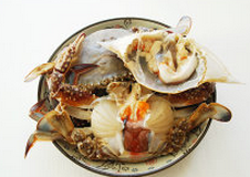 螃蟹,流水下用刷子刷干净螃蟹外壳，打开蟹壳，取出蟹壳上的蟹黄