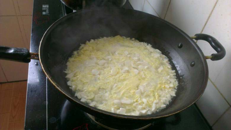 豆腐蛋花羹,淋入调好的水淀粉搅匀至烧浓稠，再次淋入打散的蛋液关火；