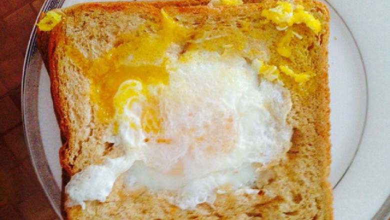鸡蛋吐司,喜欢吃全蛋7分熟的，可以直接打入鸡蛋煎也不错噢。