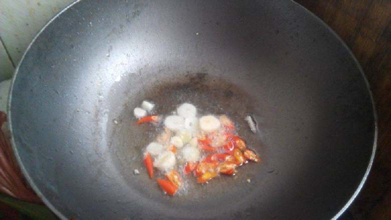 爆炒蛤仔,热锅放多点油爆香蒜和辣椒