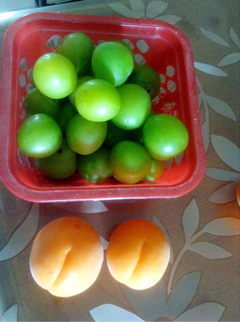杏李果酱,如图两种水果洗净