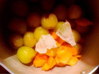 杏李果酱,如图加入冰糖，加适量水