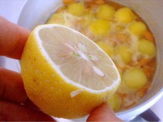 杏李果酱,如图放入柠檬汁
