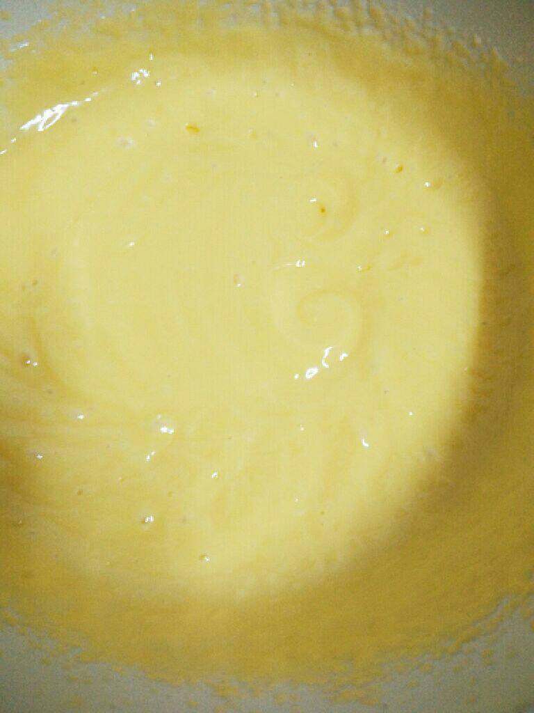 小杯子蛋糕,奶油霜制作 黄油软化用手动打蛋器搅打几下