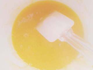 杏仁纸杯蛋糕,蛋黄加剩下的糖，牛奶，油搅拌均匀，