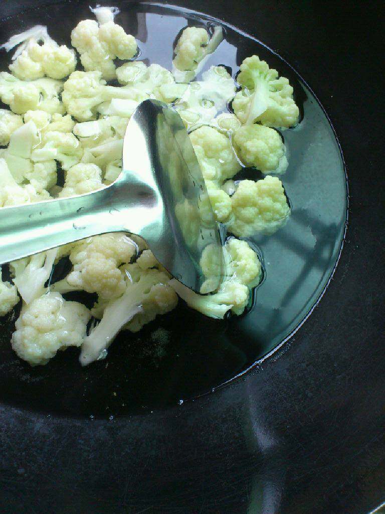 素炒菜花,大概五分钟就熟了，捞起菜花沥干